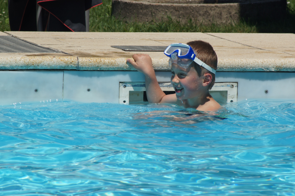 Poolbereich mit Liegestühlen
