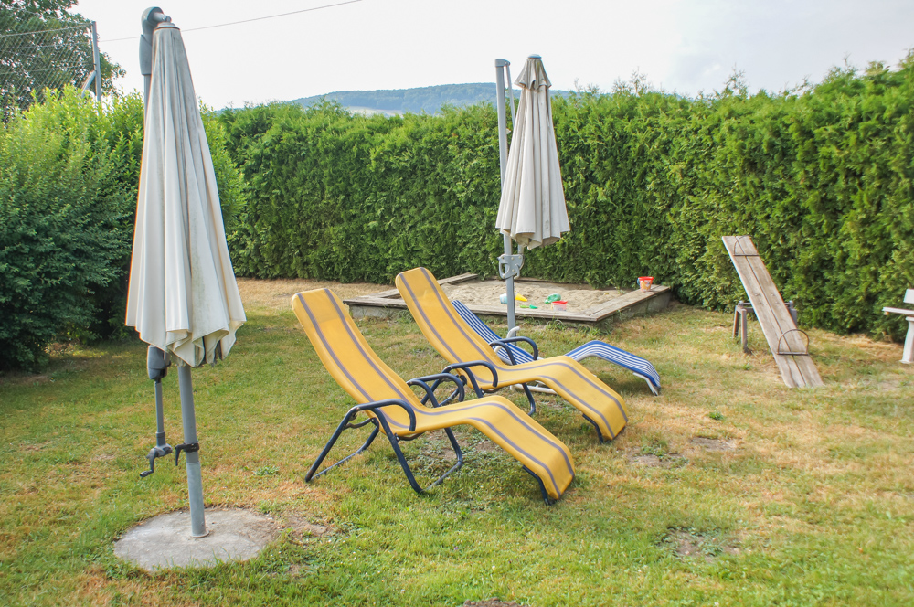 Liegestühle & Sandkiste