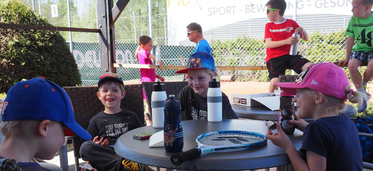 Gemeinsam Tennis spielen